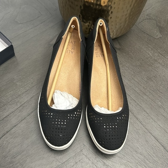 NATURALIZER Sam 2 Womens Padded Insole Perforated Slip-On Sneakers - Picture 4 of 7